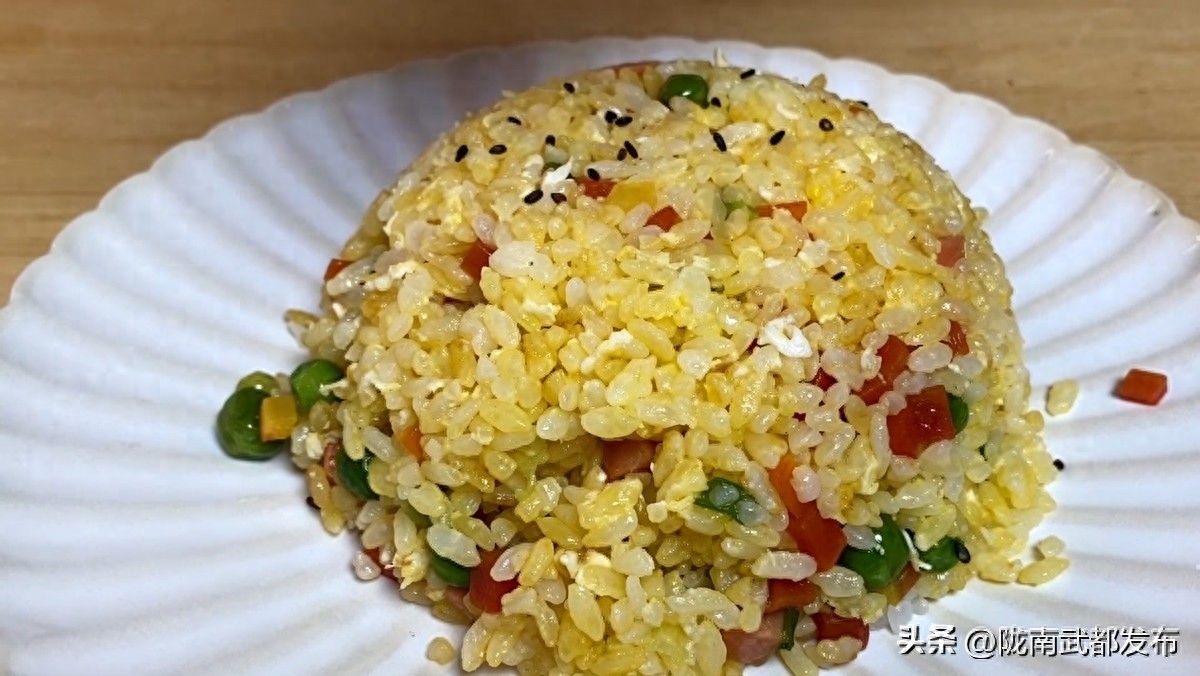 【家常美食】用剩米饭做蛋炒饭，教你制作口感细腻的米饭锅巴-东方美食