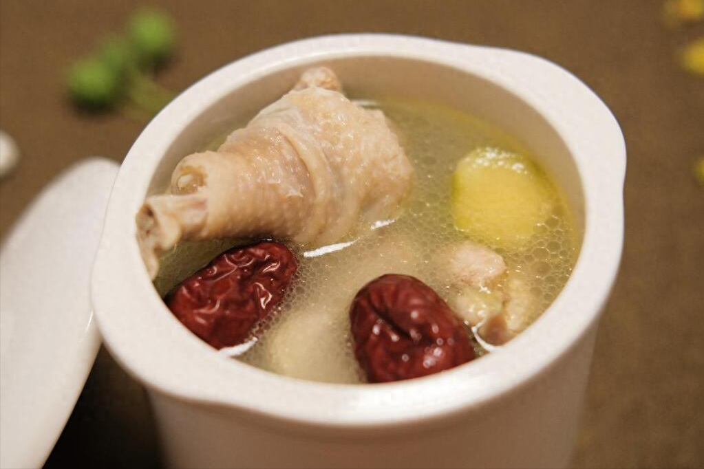 秋冬滋补食谱：家常炖鸡汤的两个关键步骤，口感嫩滑鲜美-东方美食